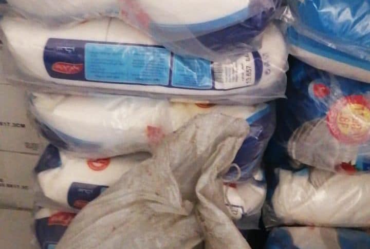 دهم متجرين مع مستودعاتهما في بئر حسن وضبط سلع منتهية الصلاحية