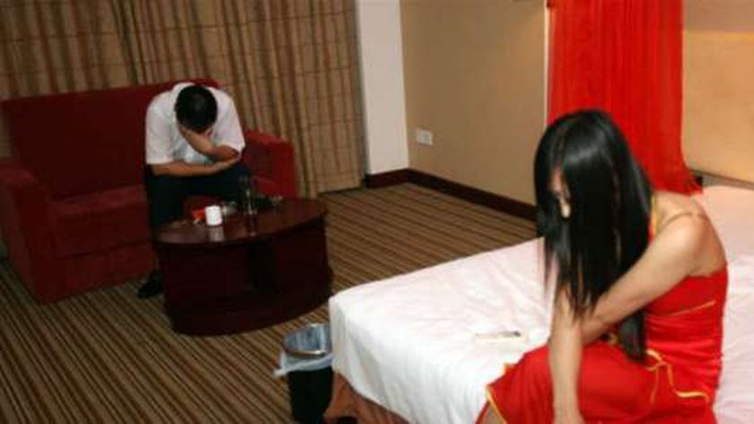 حكاية شاب أغوى والدة صديقه وابتزها بالفضيحة: أرسل صور علاقتهما لابنها