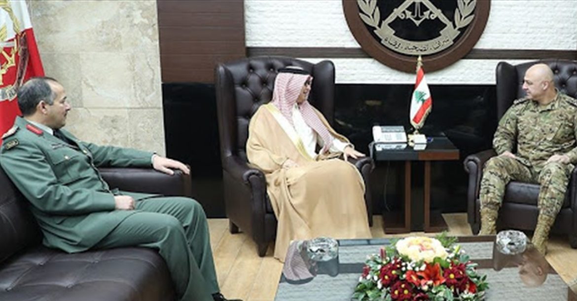 اجتماع بين قائد الجيش والبخاري لبحث المساعدات السعودية
