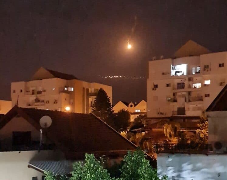 العدو الاسرائيلي يرمي قنابل مضيئة مقابل المنارة – ميس الجبل