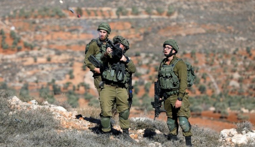 جيش الاحتلال يحتمي بالقماش عند الحدود مع لبنان 