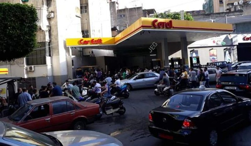 أزمة طوابير السيارات أمام محطات الوقود مصطنعة ومفتعلة