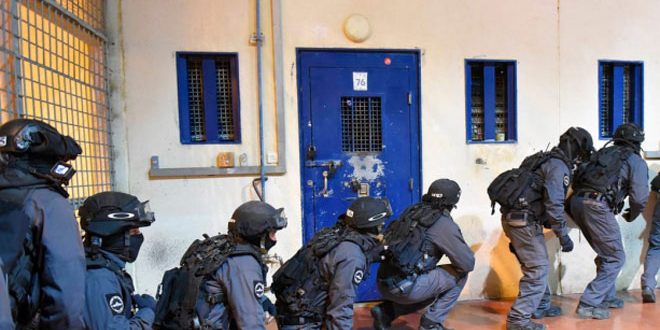 إصابة عشرات الأسرى بقنابل الاحتلال السامة في معتقل عوفر