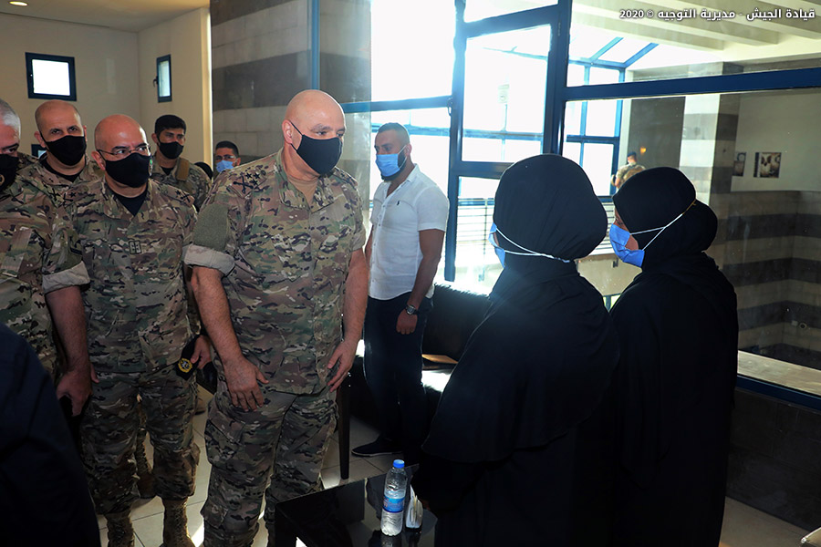 قائد الجيش قدّم التعازي لعائلات العسكريين الشهداء: لن نسمح للإرهاب بالتسلّل إلى الداخل