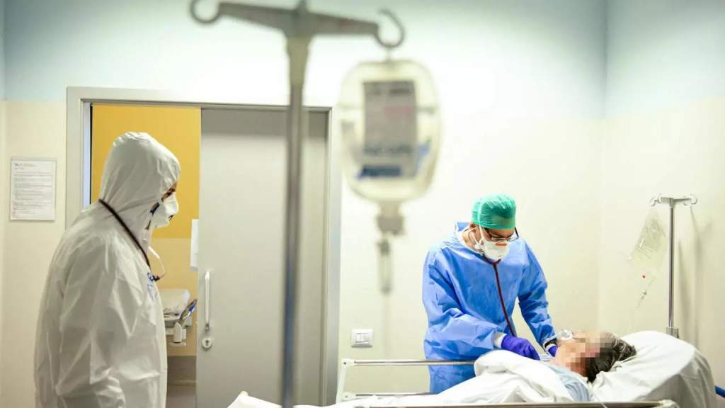 وزارة الصحة تعلن عن 8 وفيات و1405 إصابات جديدة بكورونا
