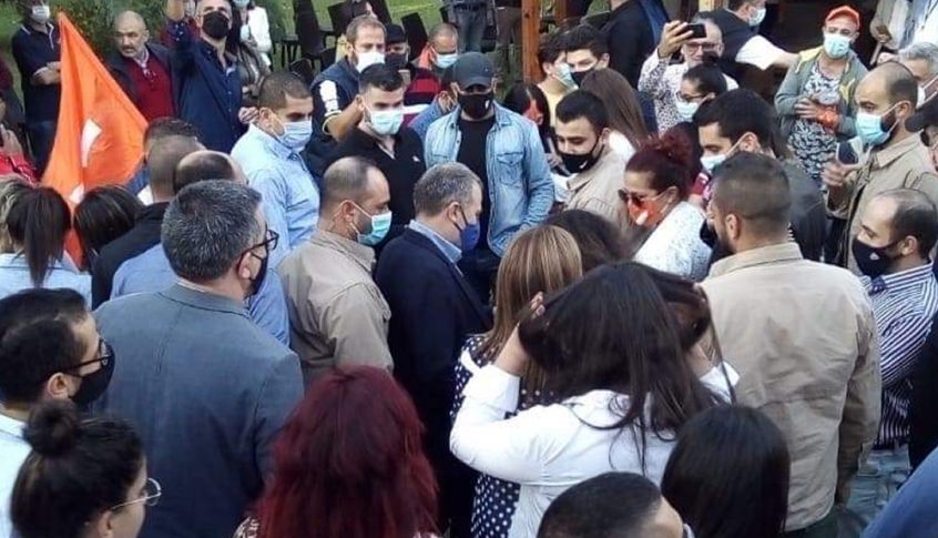 مناصرون للتيار الوطني احتشدوا أمام منزل باسيل في البترون