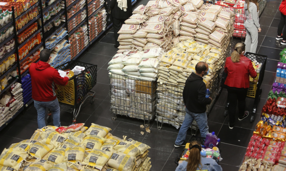 لن تشمل العائلات التي يزيد متوسّط دخل الفرد فيها على مليونَي ليرة: «بطاقة التمويل» في دوّامة تحديد المستفيدين