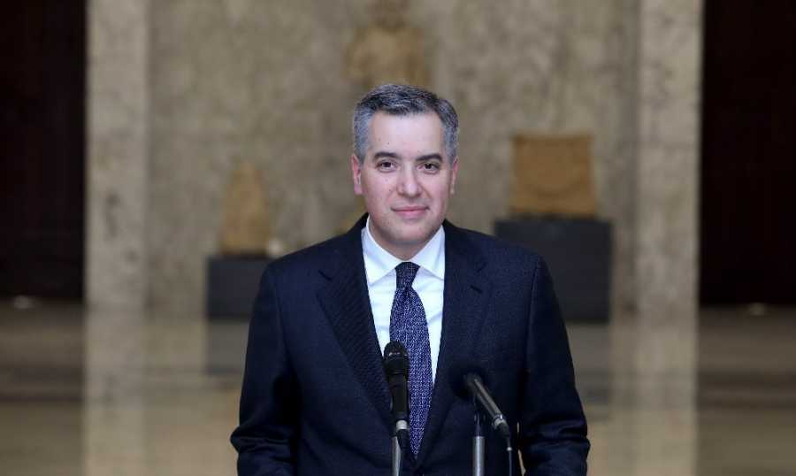 اتصالات بين عون وحزب الله أوقفت تشكيلة حملها أديب إلى بعبدا