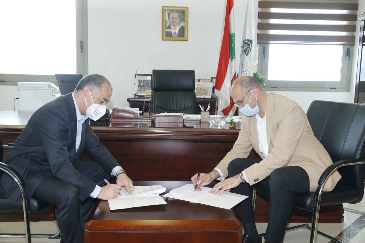 الوزير حسن وقع مع بو صعب اتفاقية لتأمين عشرين ألف وحدة من لقاح فايزر للمستشفى اللبناني الكندي