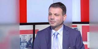 يمّين يوضح : يرأس كل نائب عام دائرته ويوزع الأعمال الداخلة في اختصاصه على المحامين العامين الذين يعاونونه