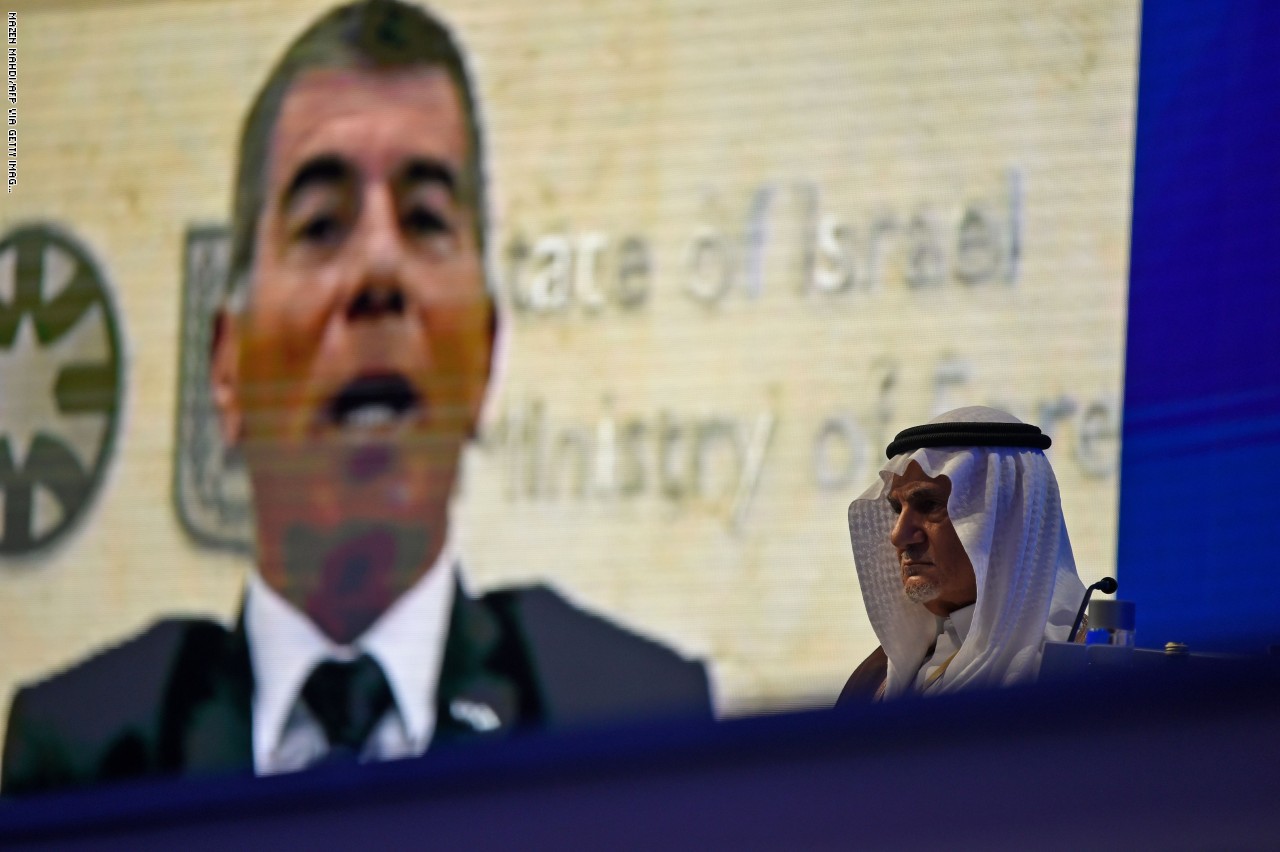 رئيس الاستخبارات السعودية السابق يهاجم إسرائيل في وجود وزير خارجيتها.. وإشكنازي يرد