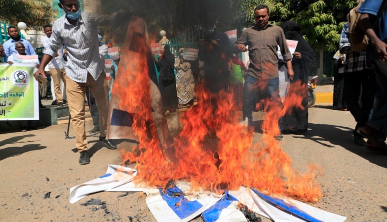 متظاهرون سودانيّون يحرقون علم إسرائيل في الخرطوم احتجاجاً على اتفاق التطبيع