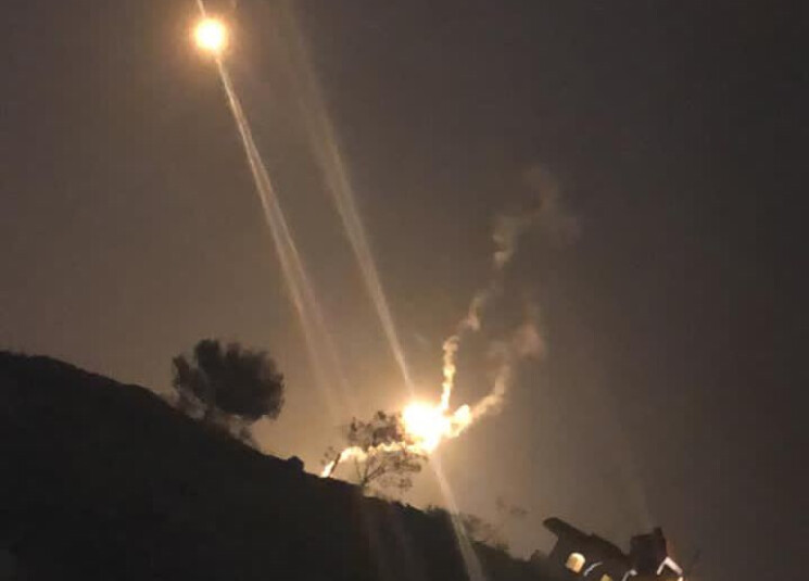 العدو الصهيوني يلقي قنابل مضيئة فوق موقع العباد المشرف على حولا